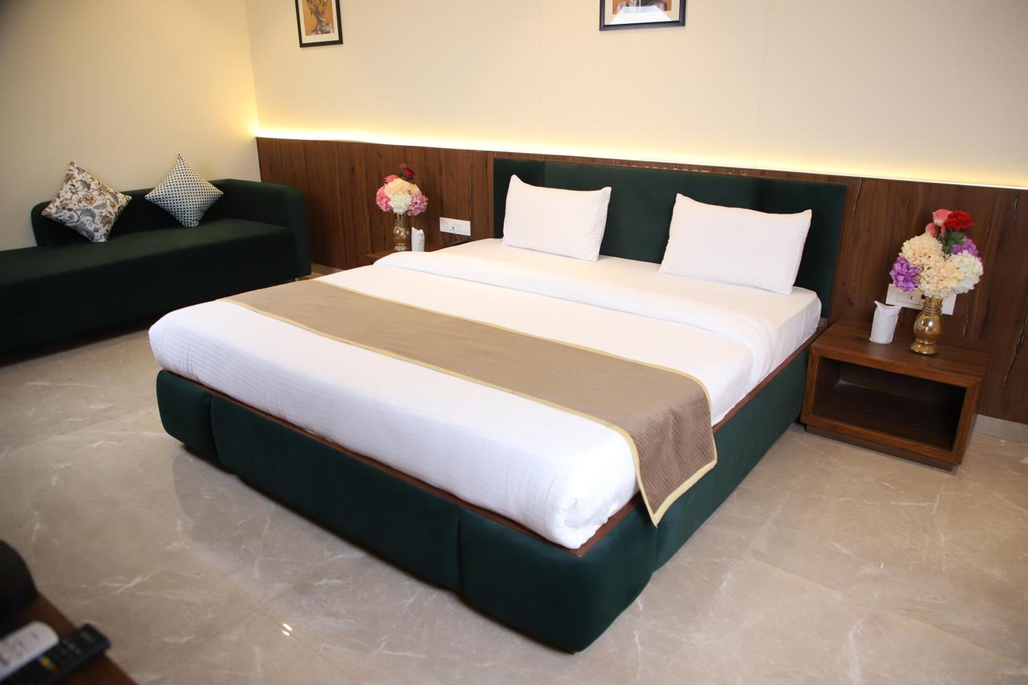 Pink Villa Boutique Hotel Мирут Екстериор снимка