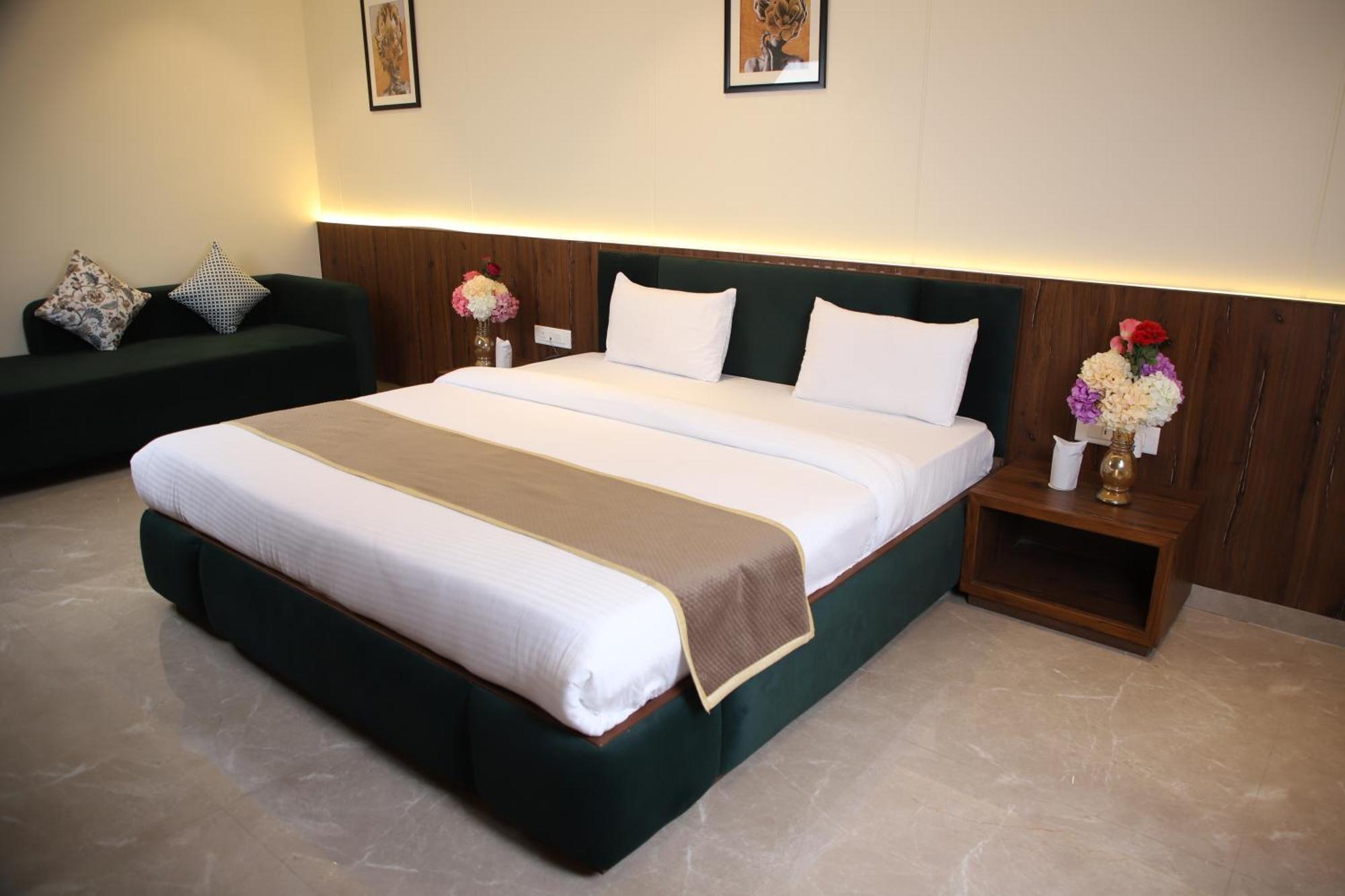 Pink Villa Boutique Hotel Мирут Екстериор снимка