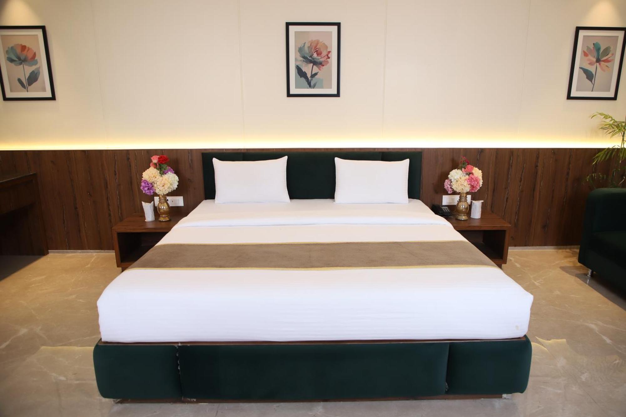 Pink Villa Boutique Hotel Мирут Екстериор снимка