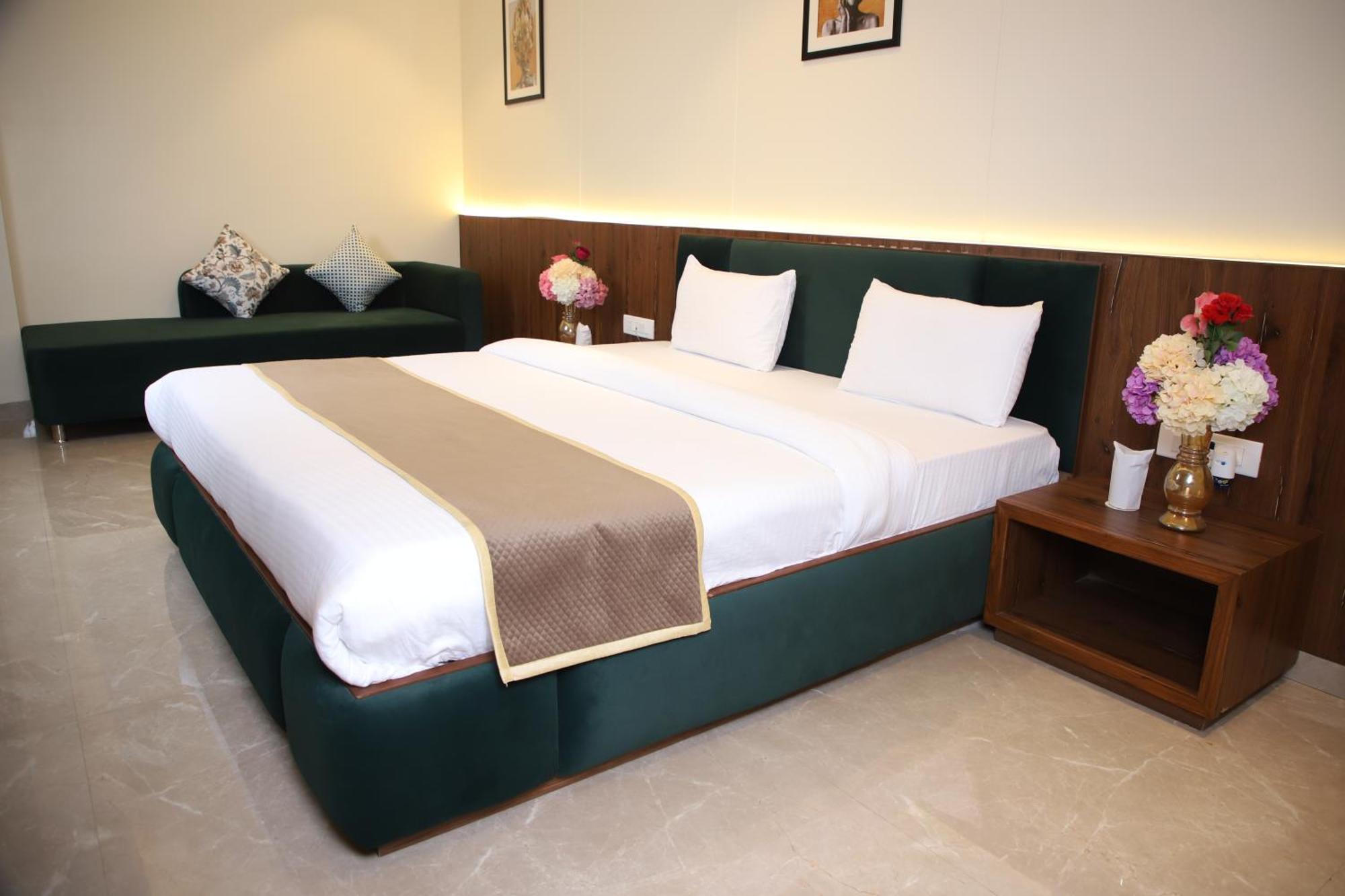 Pink Villa Boutique Hotel Мирут Екстериор снимка